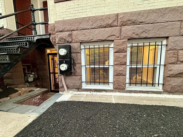 616 E St NE #B — Photo 3