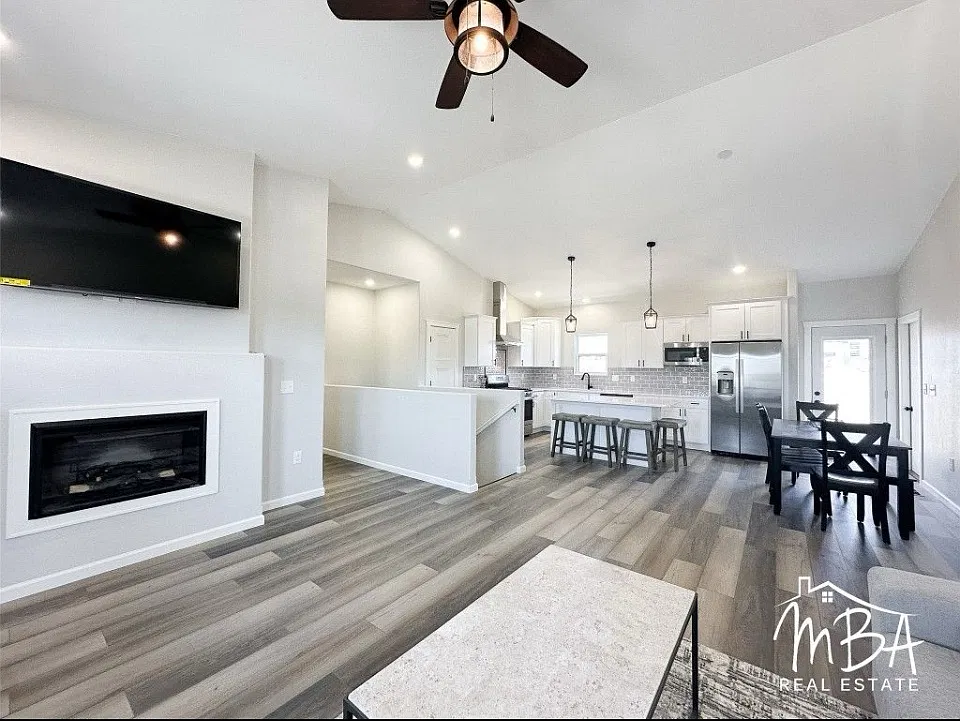 2148 Glenwood Dr — Photo 1