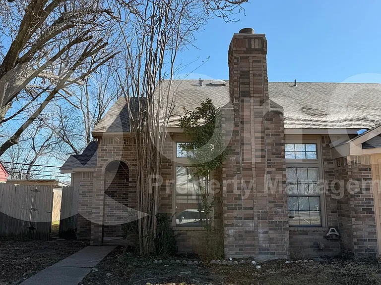 732 Versailles St — Photo 2