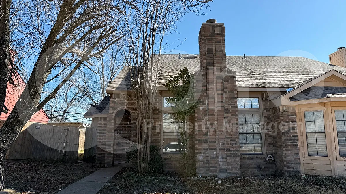 Building Photo - 732 Versailles St
