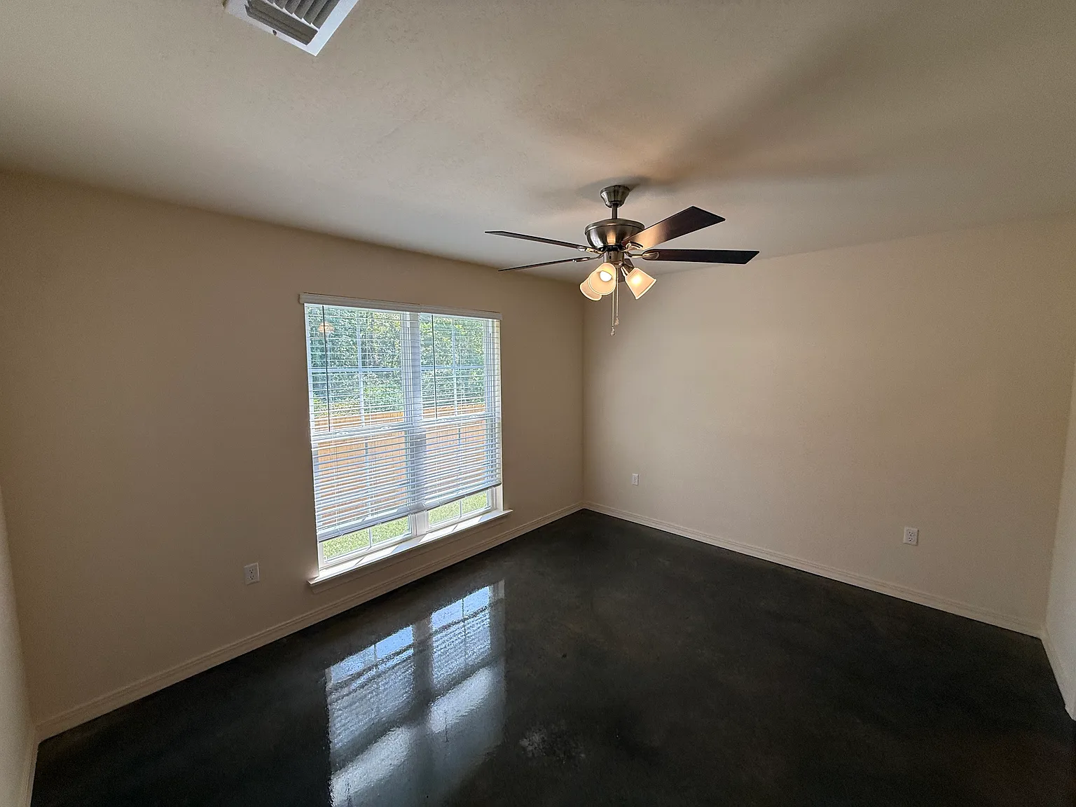 2 bed, 1044 sqft, $1,600 — Photo 4