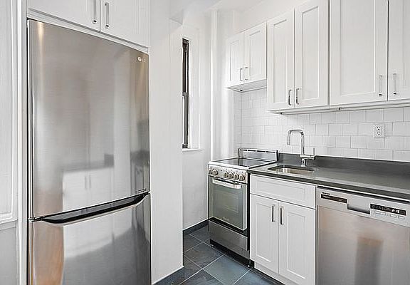 5th image of 208 W 23rd St APT 916