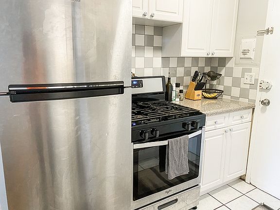2nd image of 959 W Webster Ave #3887884