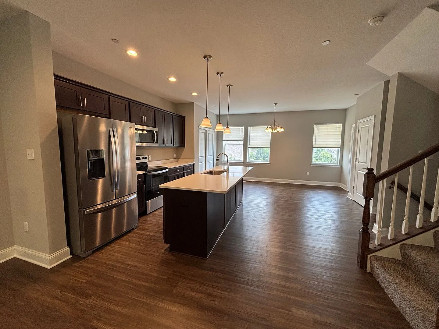 Stunning 3 Bed Townhome with 2 Car Garage in Washington! — Photo 2