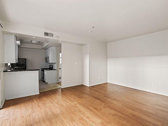 4th image of 1561 S Barrington Ave #6bdfab911