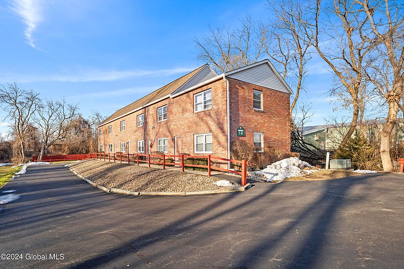 3rd image of 305-307 Front Street