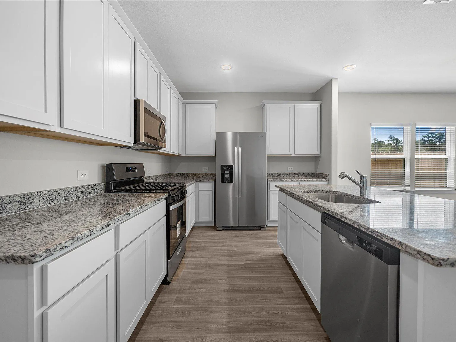 4 bed, 3.0 bath, 2012 sqft, $2,350 — Photo 3