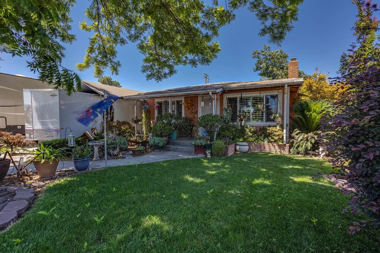614 Sutter Ave photo 1