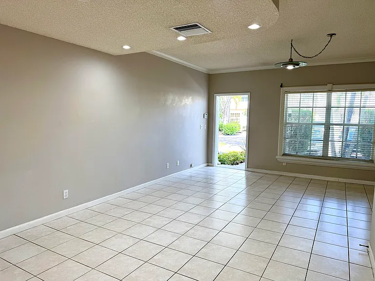 5662 NW 99th Way — Photo 5