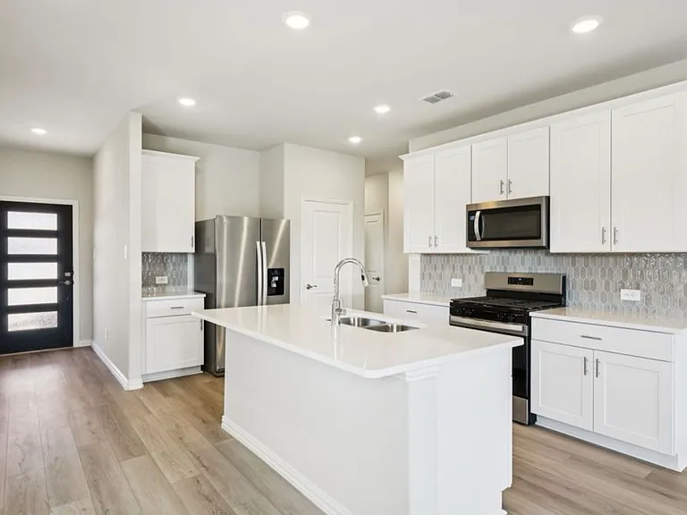808 Leavenworth Dr — Photo 1