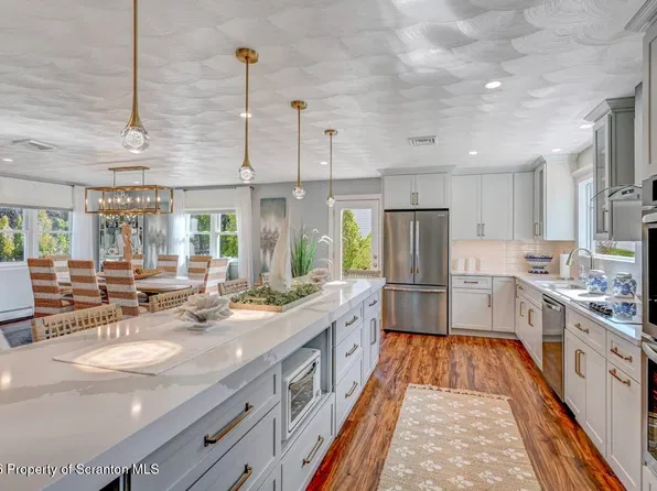 115 Greenbrier Dr, Clarks Green, PA 18411