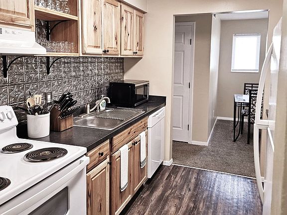 3rd image of 2801 Emerson Ave #16