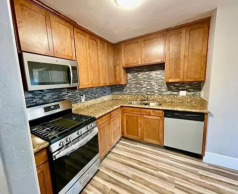 1135 E Saginaw Way — Photo 2