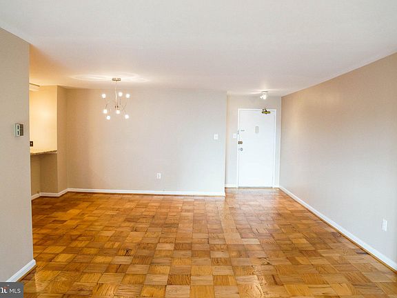 5th image of 1300 Army Navy Dr APT 1015
