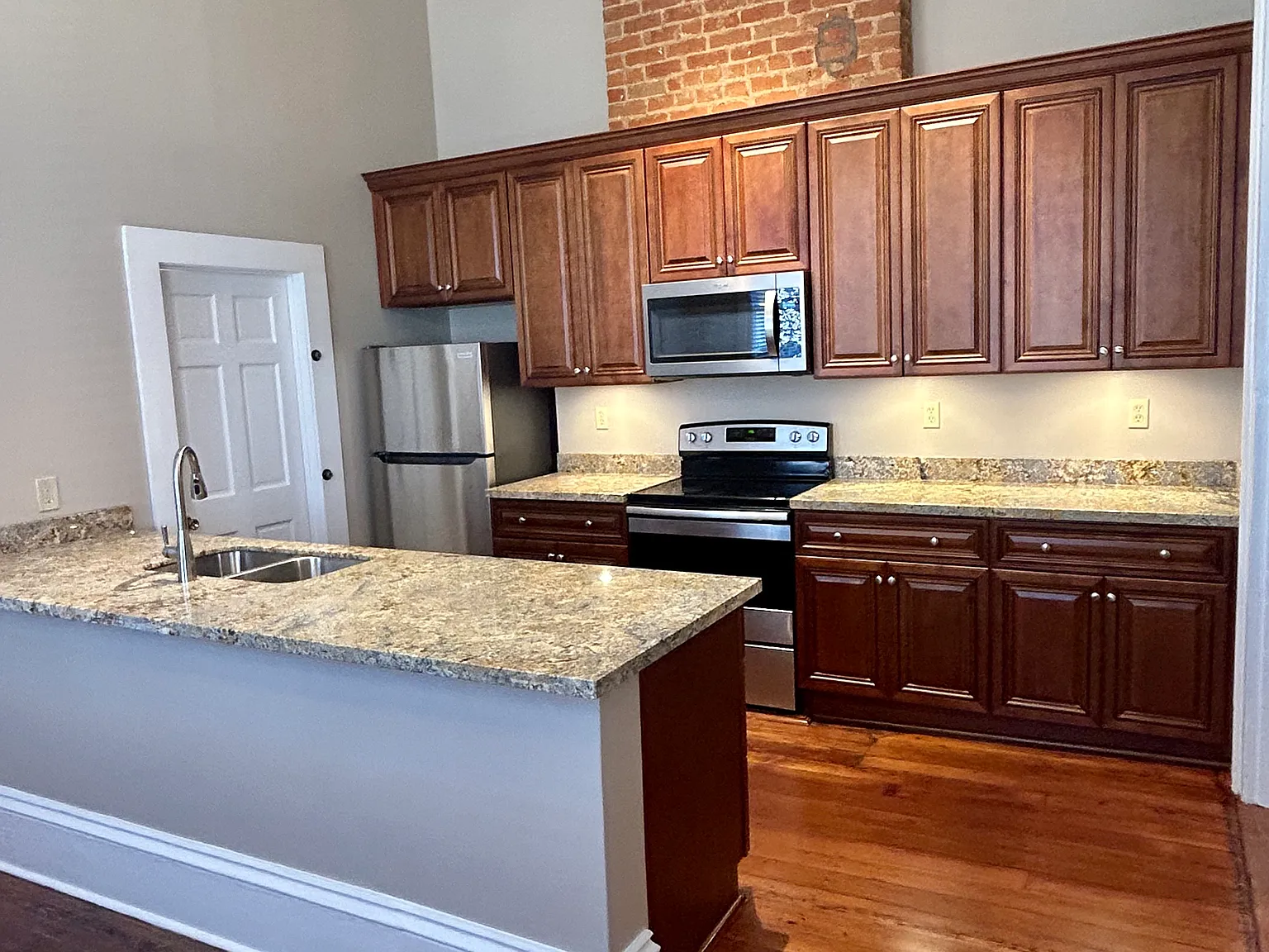3 bed, 2.5 bath, 2100 sqft, $2,500 — Photo 4