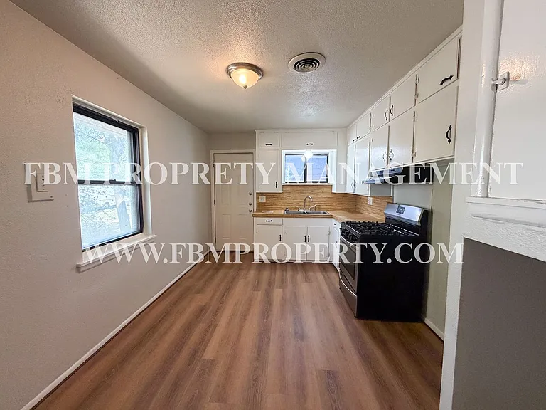 118 Brazos St — Photo 9
