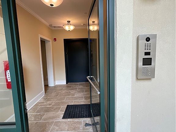 4th image of 155 Gateway #402