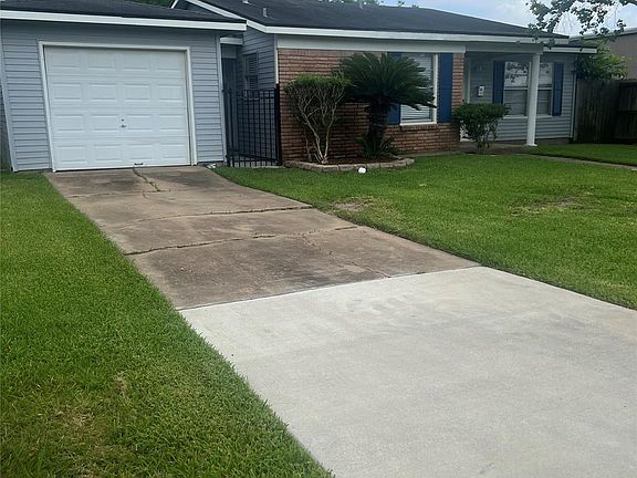 3rd image of 102 Forest Oaks Ln