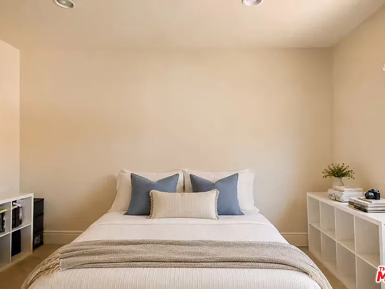4822 Valjean Ave — Photo 24