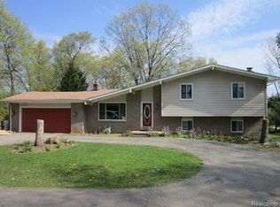 2500 W Wardlow Rd, Highland, MI 48357