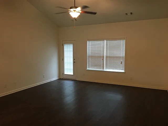 209 Crooked Oaks Dr — Photo 3