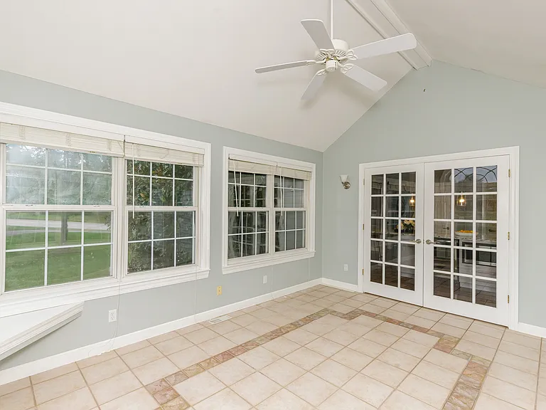 120 Roehampton Ln — Photo 28