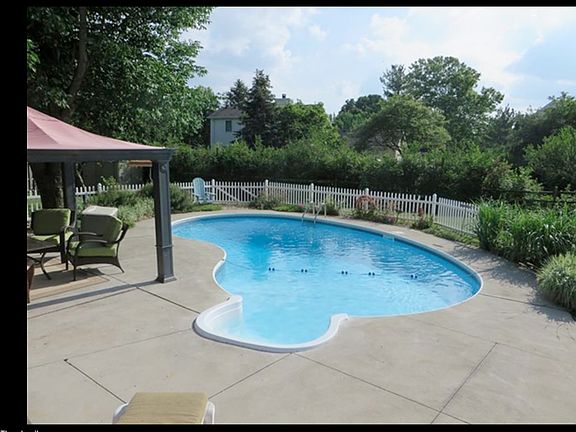 3rd image of 660 Ashbury Dr