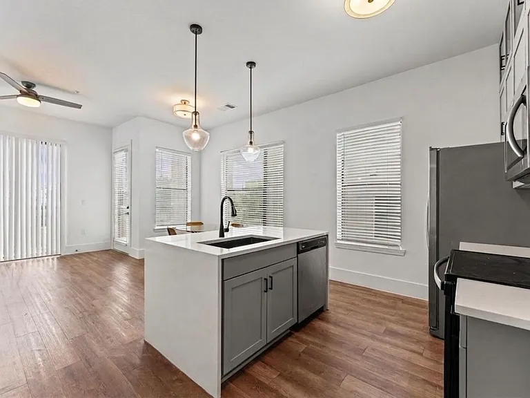 300 McGowen St — Photo 1