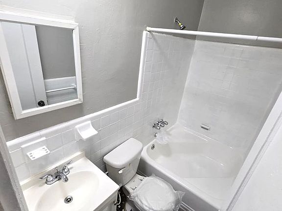 3rd image of 1237 Queen St NE