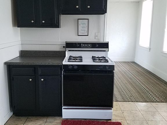 Gas stove and plenty of cupboard space