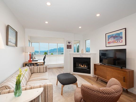 4th image of 2211 Wall St #208