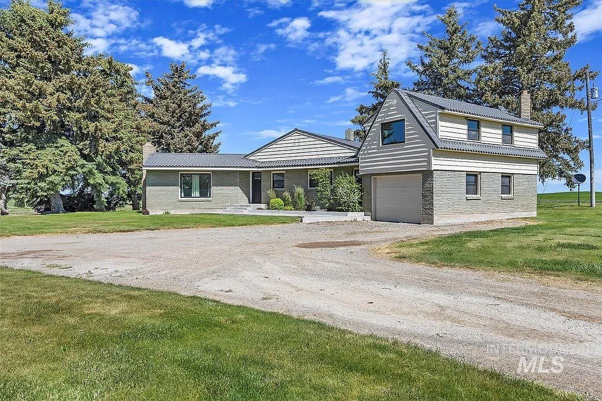 4 bed, 2700 sqft, $2,400 — Photo 1