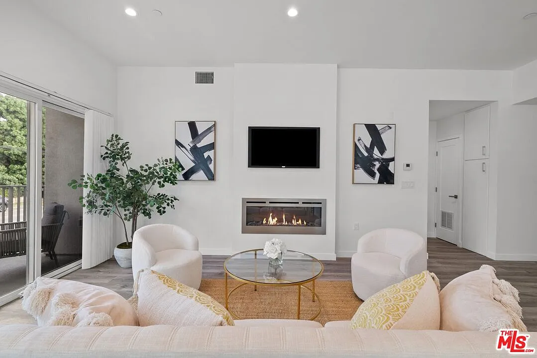 3 bed, 3.0 bath, 1550 sqft, $4,500 — Photo 4