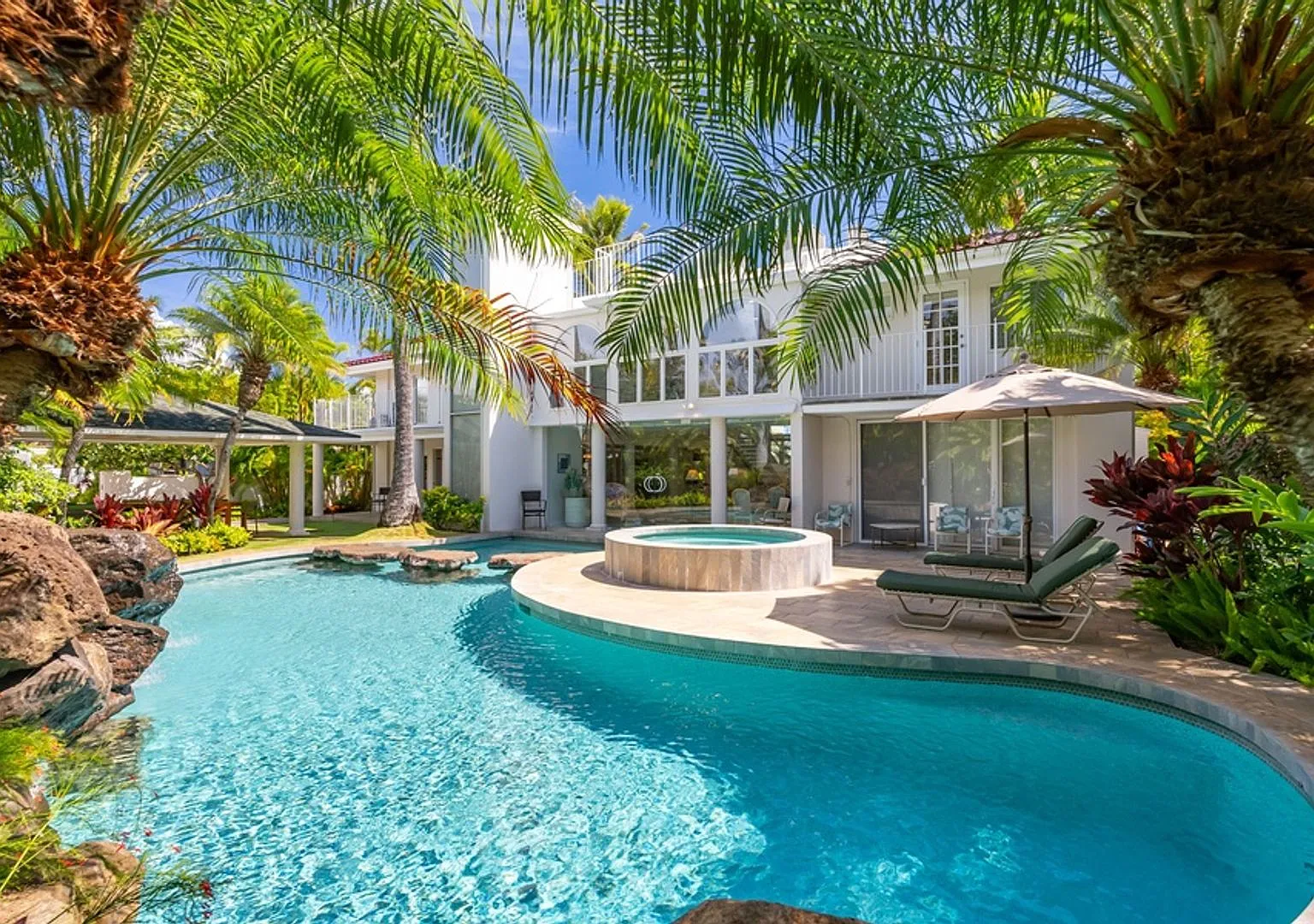 Kahala Oasis: Expansive 6BR Luxury Estate w/ Pool, Spa & Minutes to Beach — Photo 3