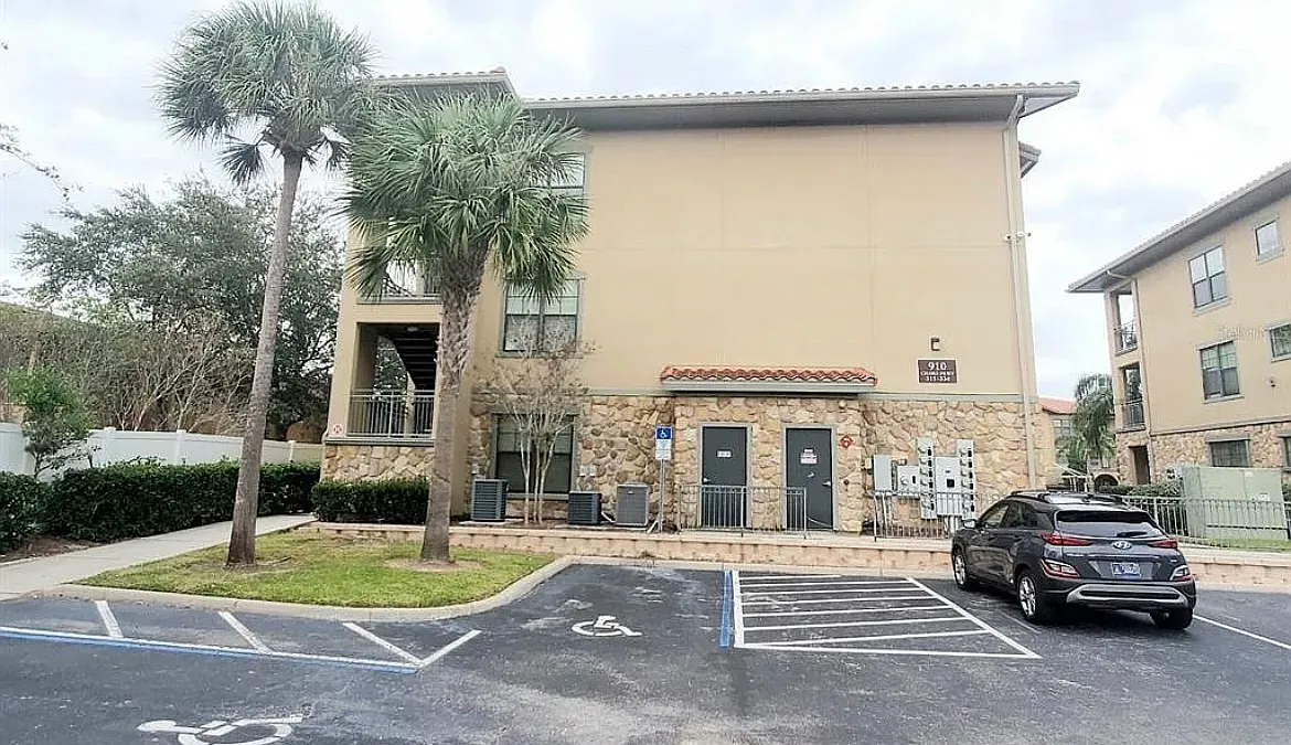 910 Charo Pkwy — Photo 1