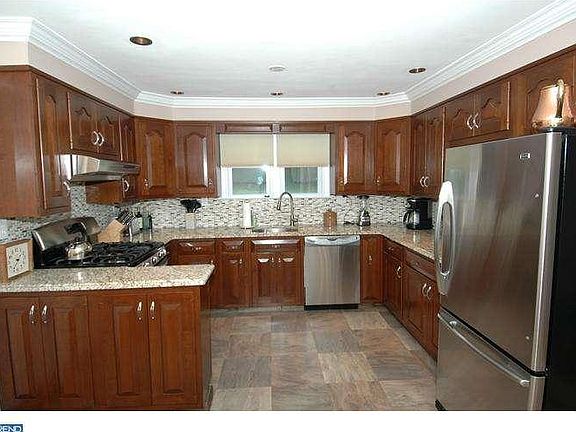 4th image of 715 Winchester Ave