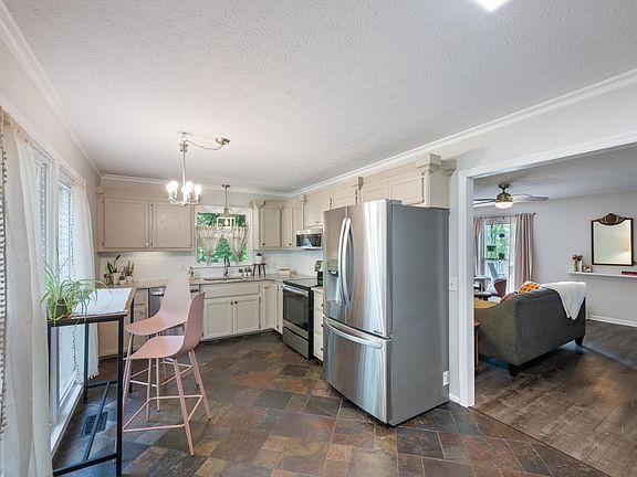 4th image of 204 Timberlake Dr