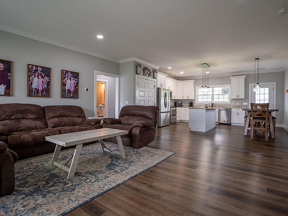 4th image of 95 Edgewood St