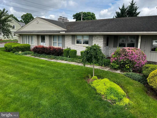 128 Center Ave, Terre Hill, PA 17581