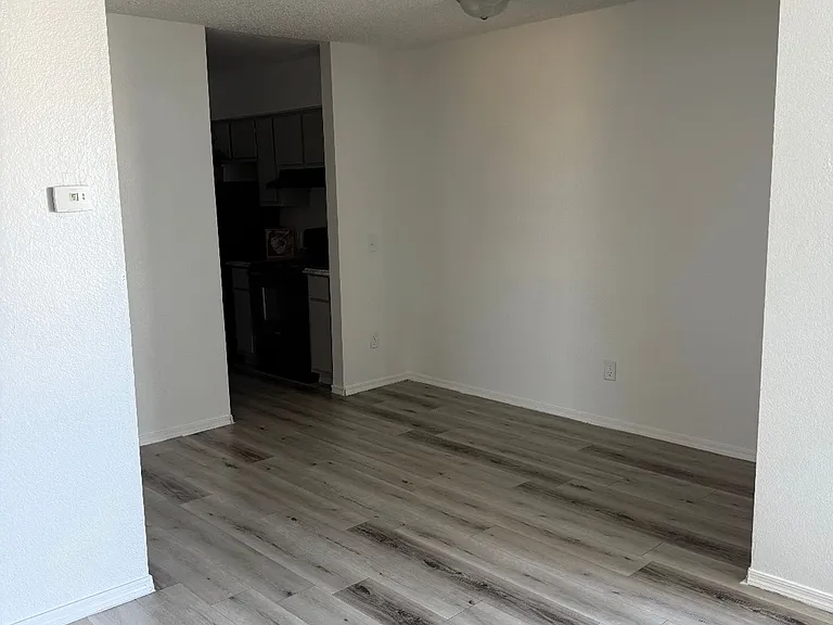 Desert Wind Apartments — Photo 20