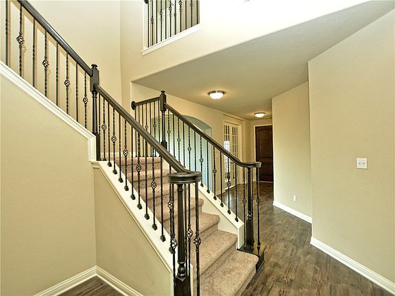5th image of 221 Hedgerow Ln