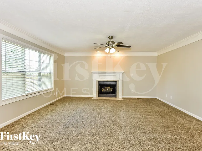 1161 Castlewood Dr — Photo 5