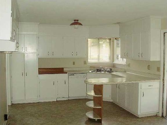 4th image of 5985 Dayton Blvd