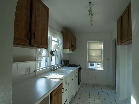 2nd image of 285 Paul St