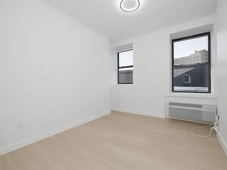 Oasis Apartments — Photo 17
