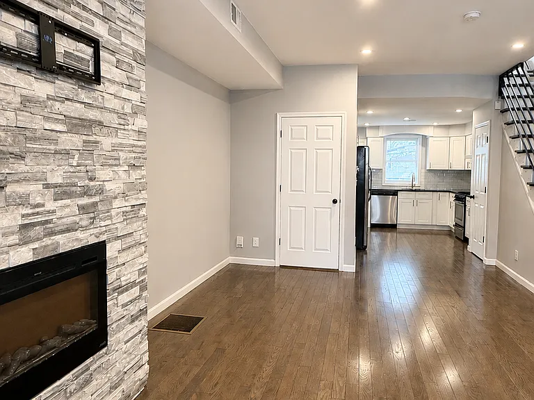 2134 Wharton St — Photo 3