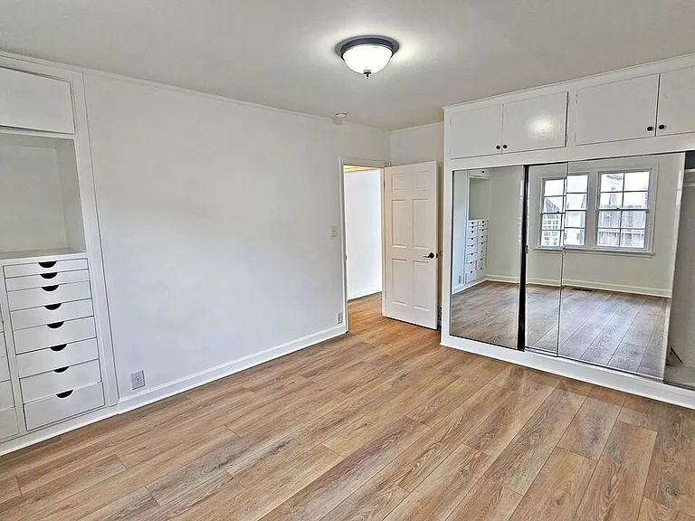 132 S La Peer Dr — Photo 14