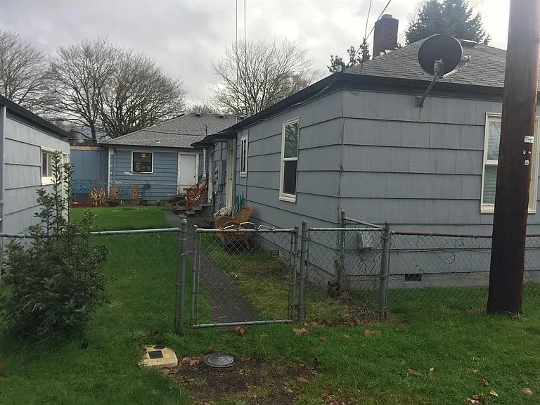 822 Broadway St — Photo 3