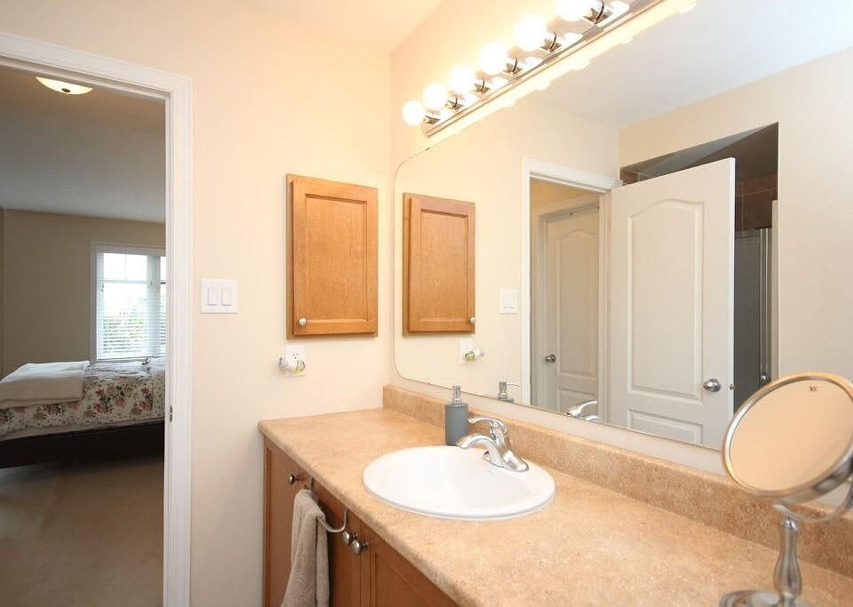 2nd image of 584 Dusty Miller Cres
