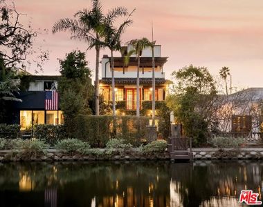 2405 Grand Canal, Venice, CA, 90291